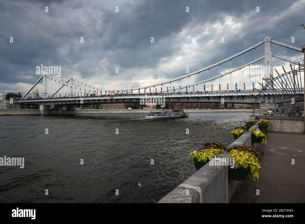 Moscú, RUSIA - 19 DE JUNIO de 2018: Vista del puente sobre el río Moscú en tiempo nublado Foto de stock