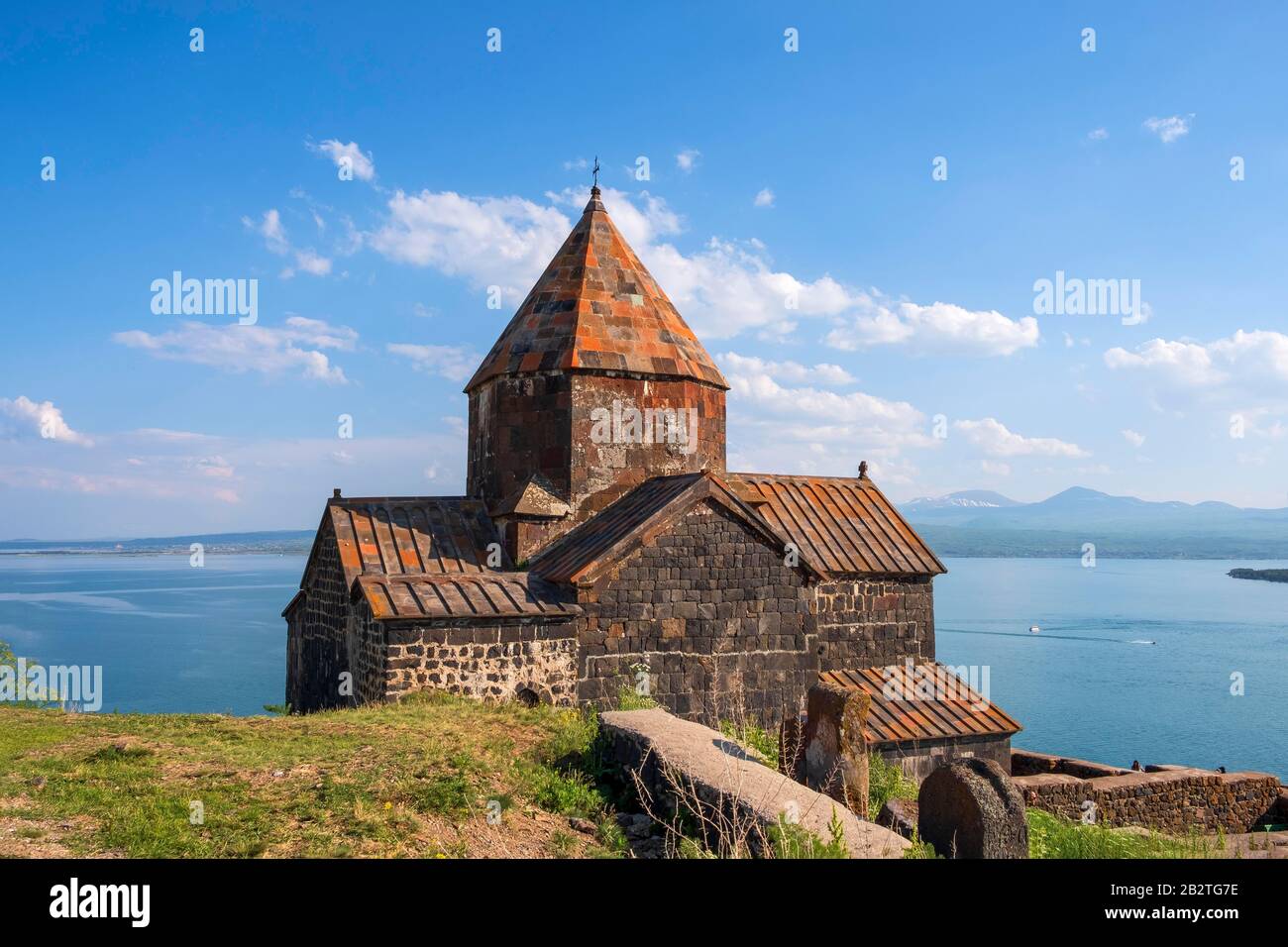 Iglesia Ortodoxa Armenia Sevanavank Sobre El Lago Sevan, Lago Sevan, Armenia Foto de stock