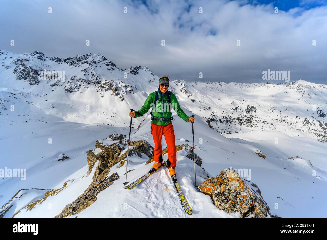 Los turistas de esquí frente a un paisaje de montaña cubierto de nieve, en la parte de atrás las cabezas del valle del Tarn y el Pico del Sol Lizum, Wattentaler Lizum, Tux Foto de stock