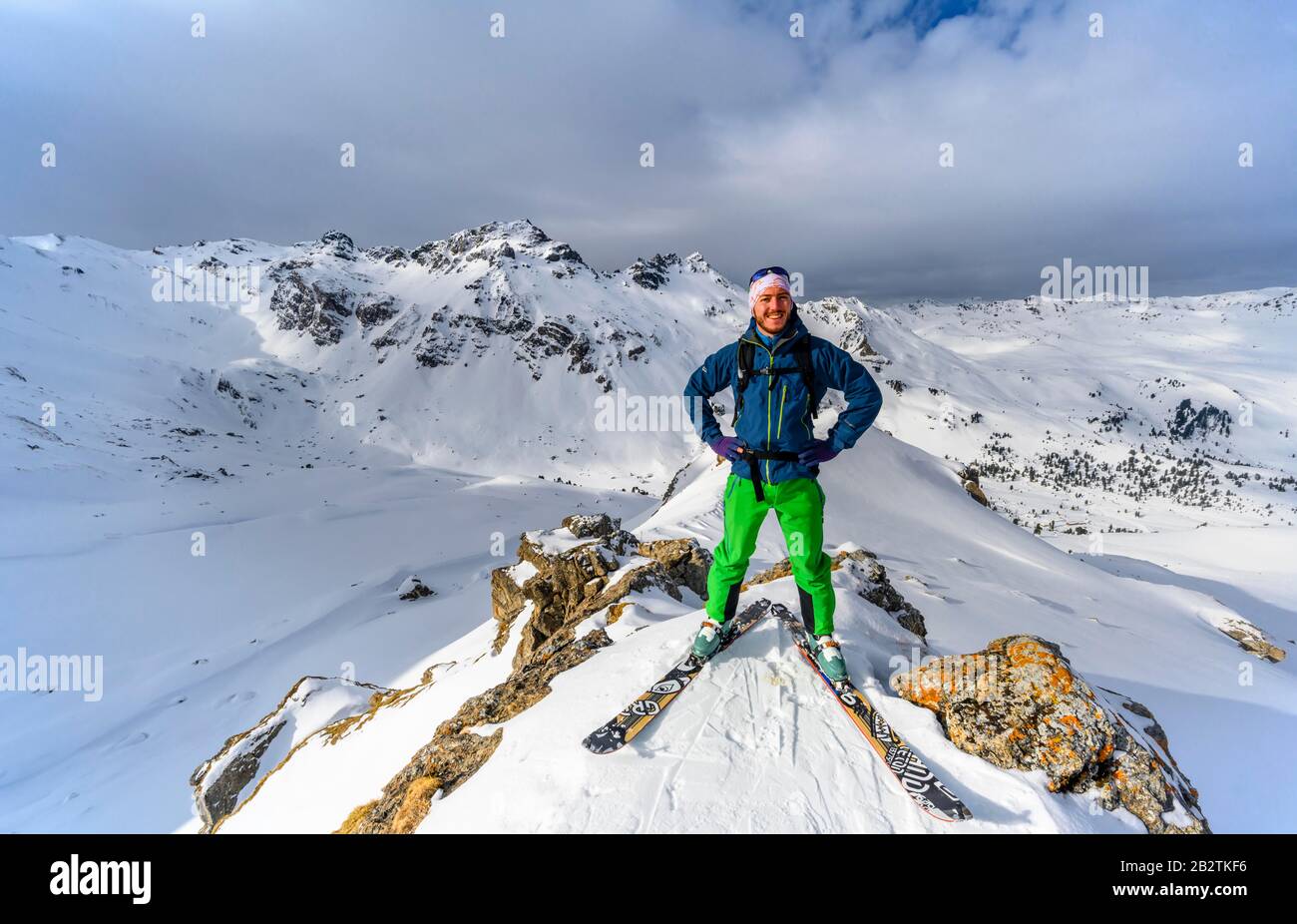 Los turistas de esquí frente a un paisaje de montaña cubierto de nieve, en la parte de atrás las cabezas del valle del Tarn y el Pico del Sol Lizum, Wattentaler Lizum, Tux Foto de stock