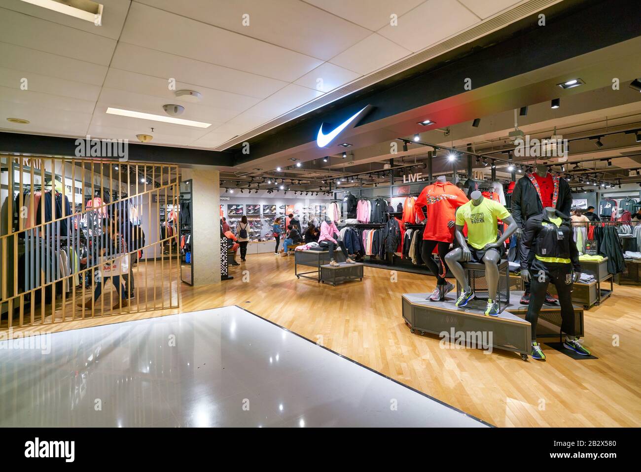 Hong KONG, CHINA - DE ENERO de 2019: Entrada a la tienda Nike en el centro comercial Town en Tin Fotografía de stock - Alamy