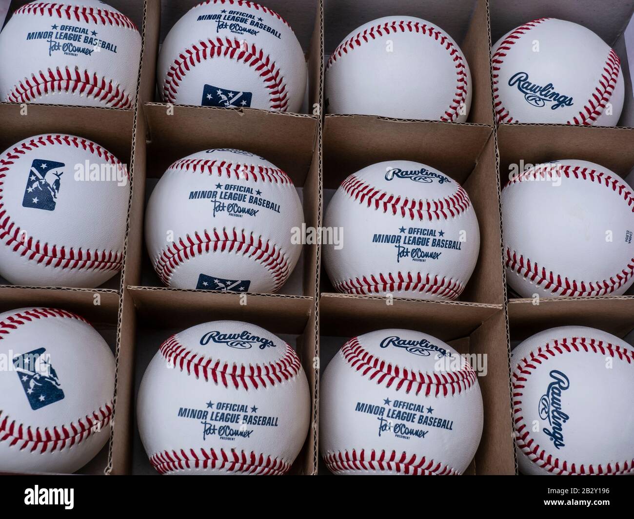 Nuevas bolas en la caja, Suplizio Field, Grand Junction Rockies, Grand  Junction, Colorado Fotografía de stock - Alamy