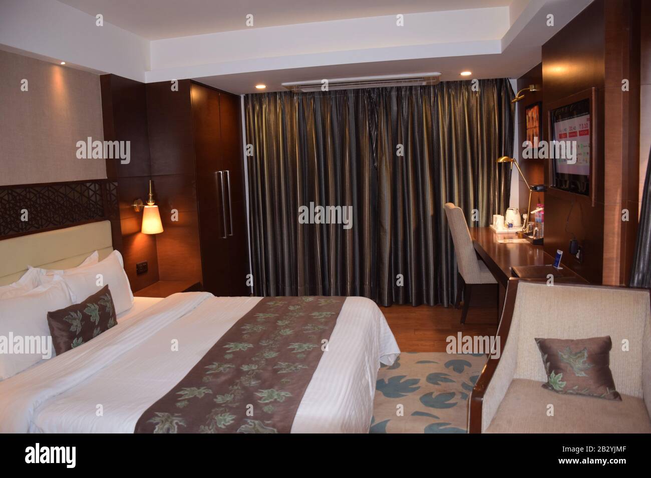 Una cómoda y acogedora habitación de lujo de un hotel. Habitación de hotel India - lujosa Foto de stock