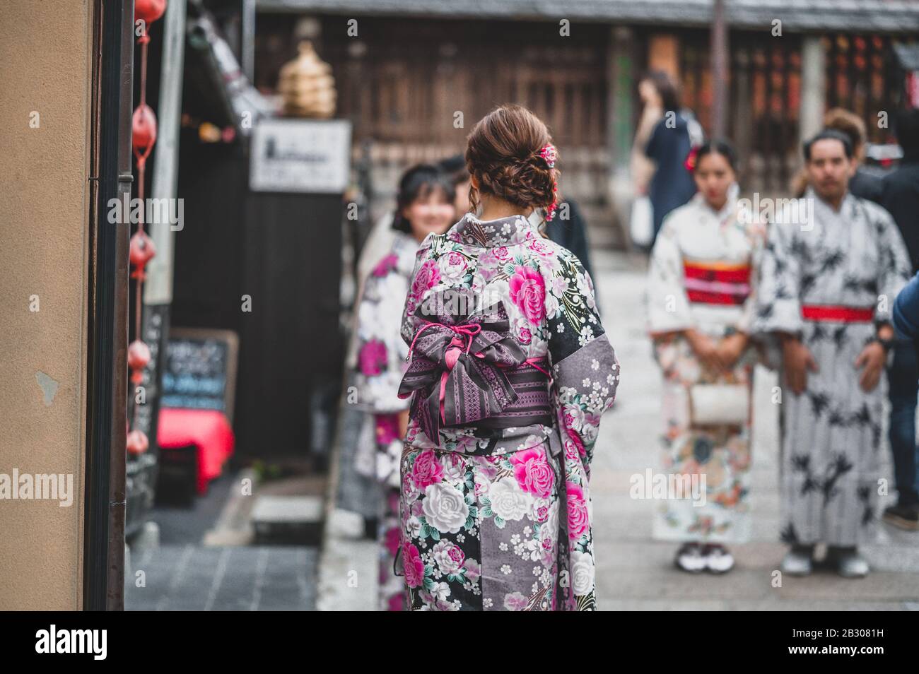 Mujer joven, en, disfraz de geisha, posición, cerca, árbol