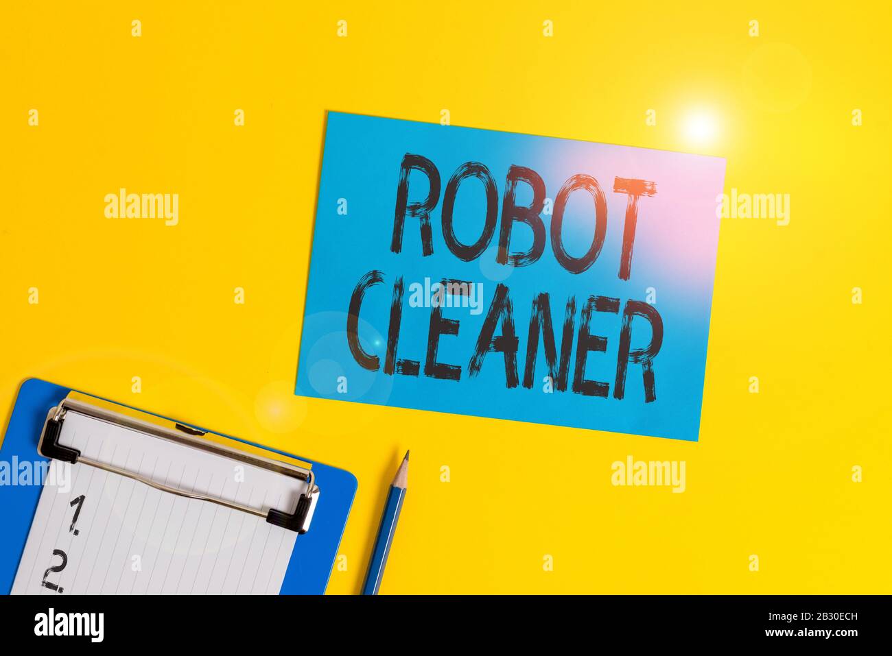 Escritura manual conceptual que muestra el limpiador de robots. Concepto significado Programación inteligente y sistema de limpieza por vacío limitado Portapapeles con papel sh Foto de stock