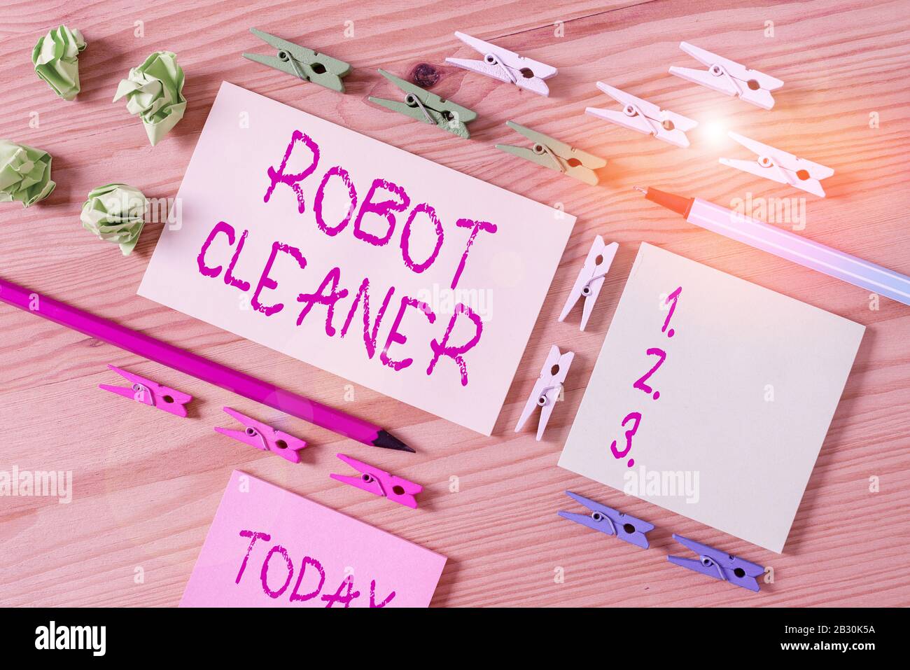 Nota de escritura que muestra el limpiador de robots. Concepto de negocio para programación inteligente y un sistema limitado de limpieza al vacío ropa Colorespin papeles vacíos Foto de stock
