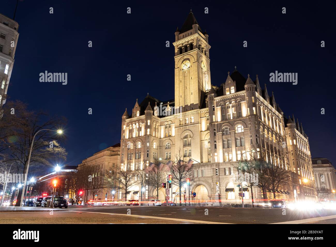 Trump International Hotel DC en la antigua oficina de correos con énfasis en Pennsylvania Avenue tarde por la noche. Foto de stock