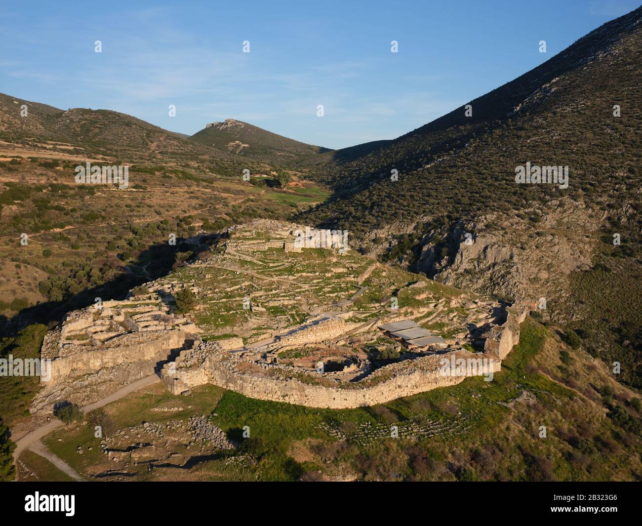 VISTA AÉREA. Sitio arqueológico de Mycenae. Cerca de la ciudad de Mykines, Argolis, Peloponeso, Grecia. Foto de stock