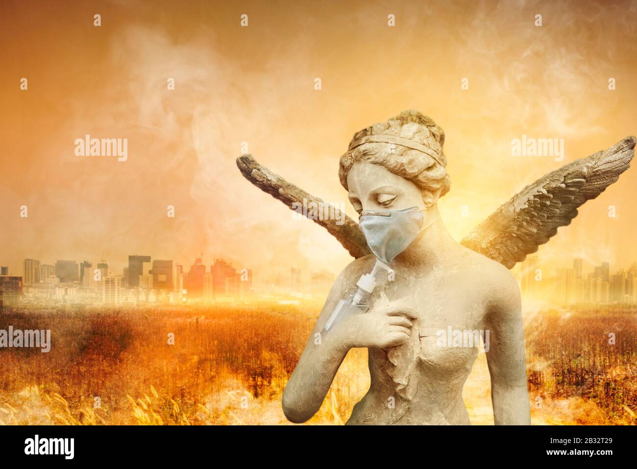 Estatua de ángel usando la mano de lavado con alcohol sanitizer y máscara de polvo en la ciudad y fondo de prado árido. Para protegerse de la infección por virus Foto de stock