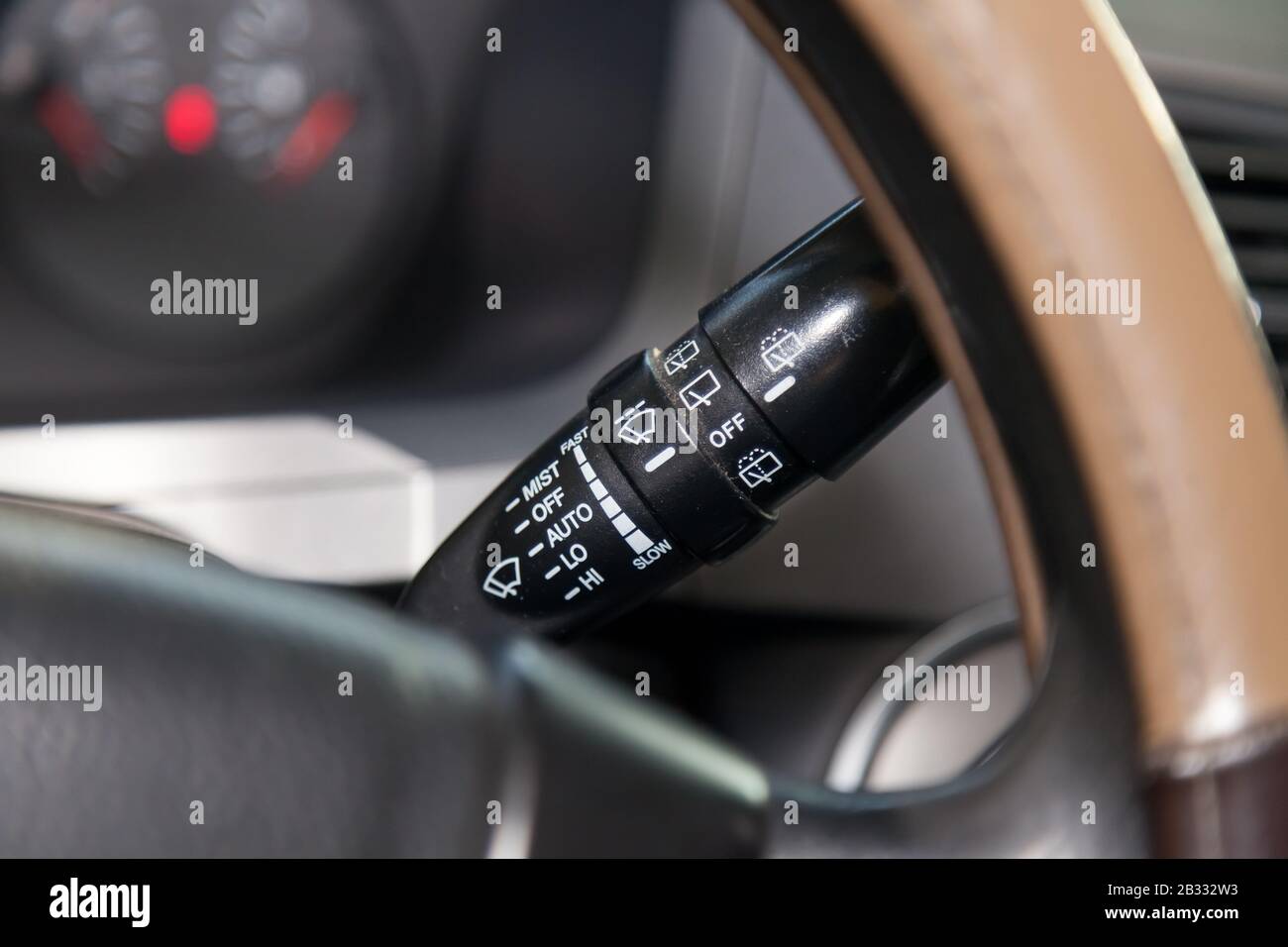 Botón de selección del modo limpiaparabrisas con ajuste automático a través  del sensor de lluvia situado en la columna de dirección del vehículo. La  elección del tiempo Fotografía de stock - Alamy