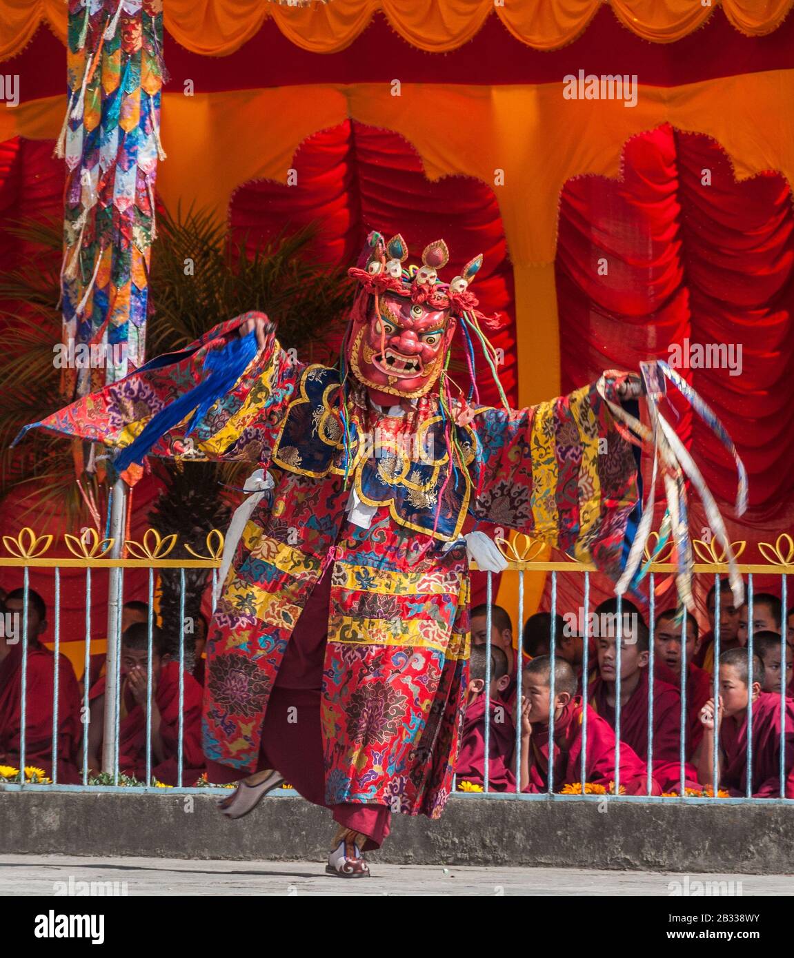 Katmandú, Nepal – 19 De Febrero De 2012: La Comunidad Budista Tibetana Celebra Losar (Año Nuevo Tibetano) En El Monasterio De Shechen, Cerca De Boudhanath. Foto de stock