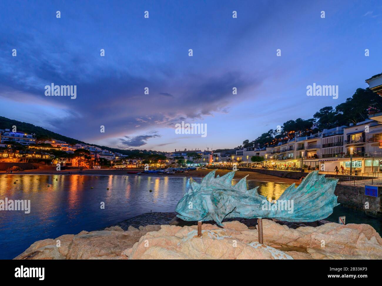 Tamariu por la tarde atmósfera durante la Hora Azul, Costa Brava, España, Mar Mediterráneo Foto de stock