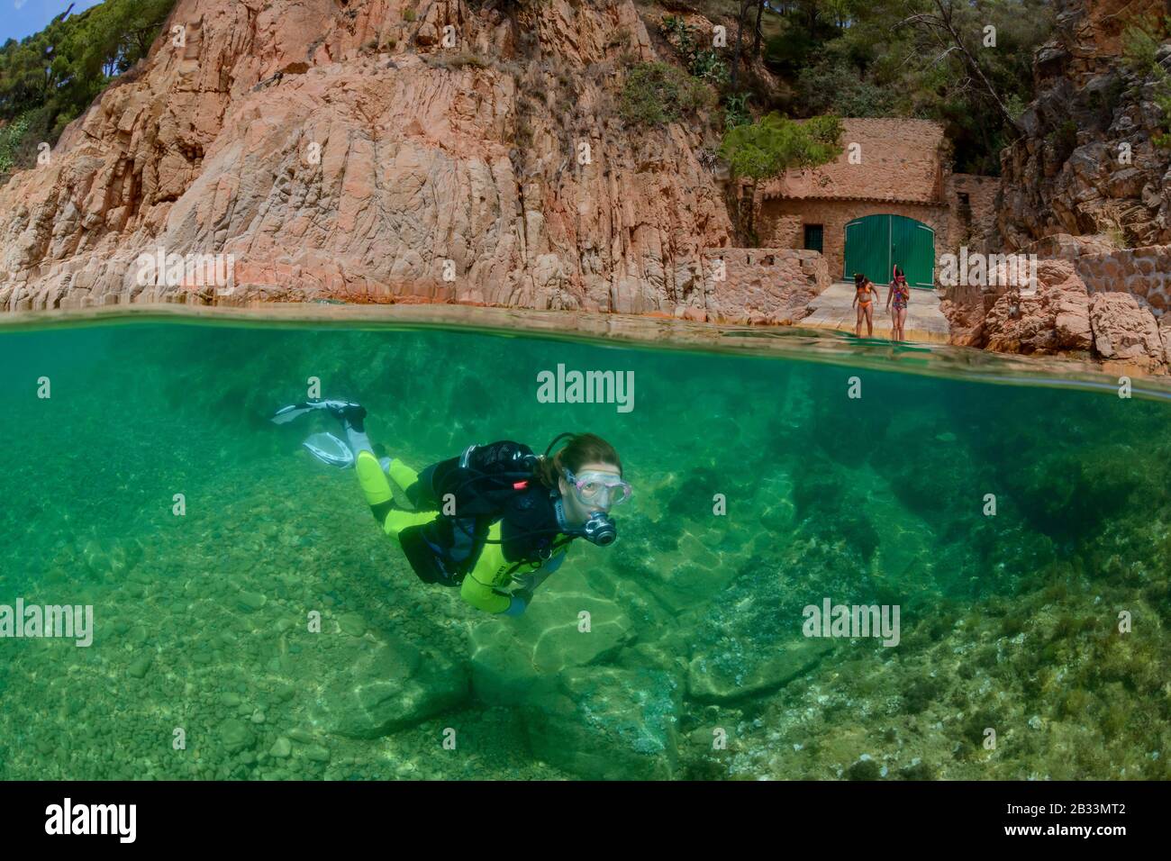 Mujer scuab buzo sobre houssereef en Tamariu, Costa Brava, España, Mar Mediterráneo, MR Foto de stock