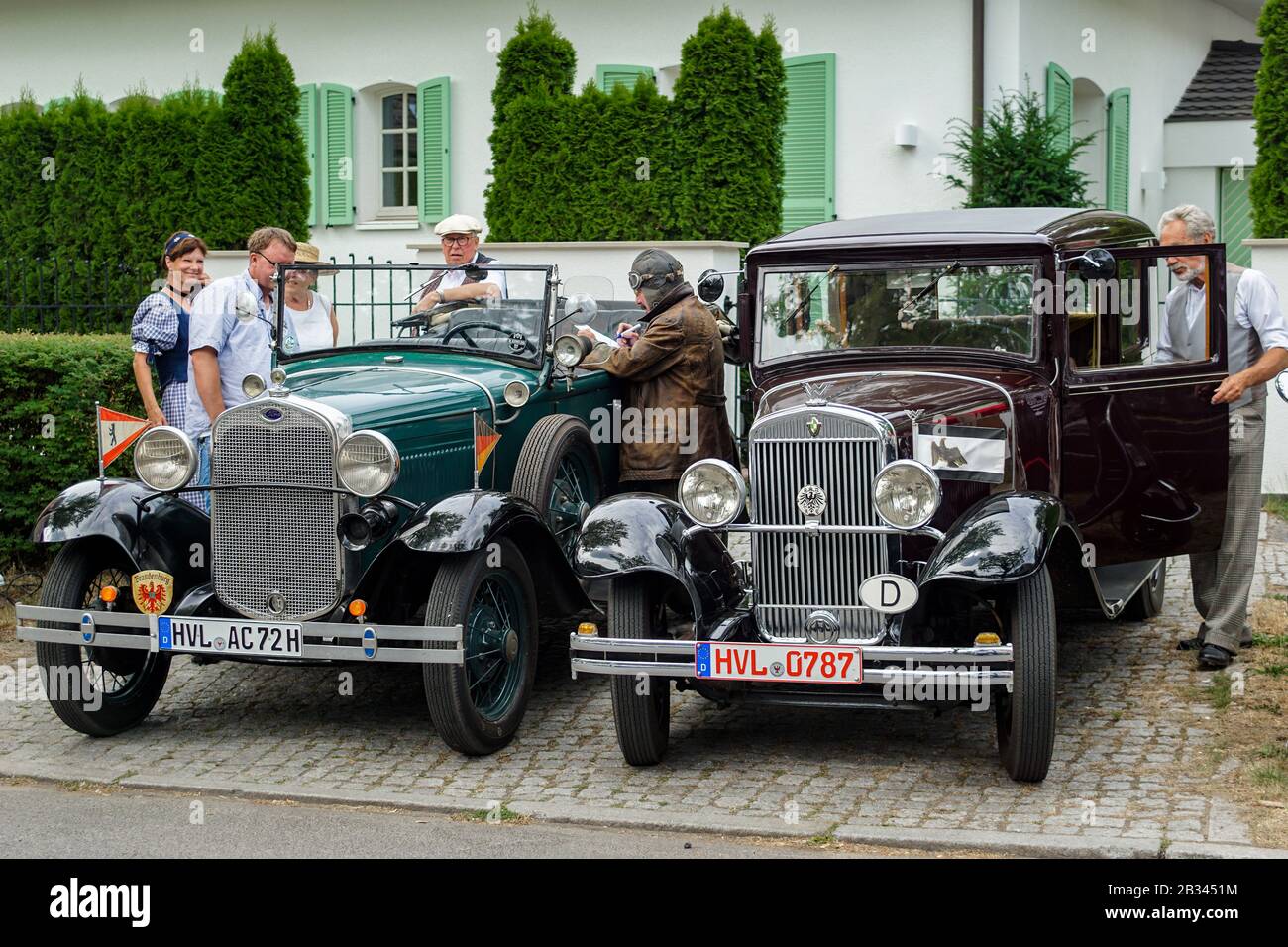 Welfenallee, Berlín, Alemania - 16 de junio de 2018: Los dueños de coches en trajes históricos en sus coches Ford y Wanderer en la reunión del oldtimer en Frohnau Foto de stock