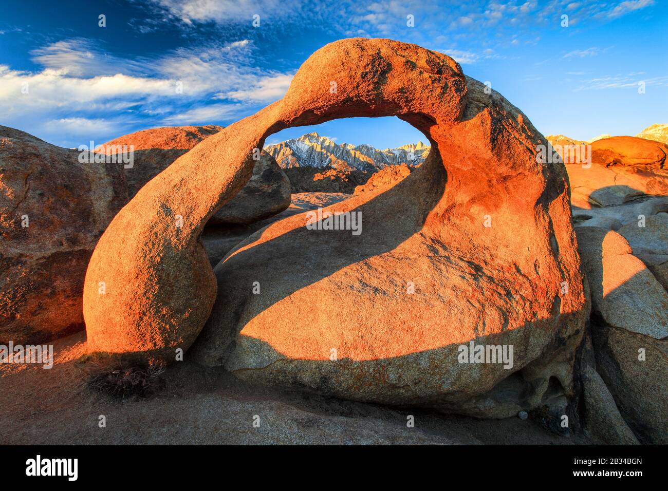 Mobius Arch, Lone Pine Peak, Mt. Whitney, la montaña más alta de los EE.UU., arco de roca de granito erosionada, Alabama Hills, EE.UU., California Foto de stock