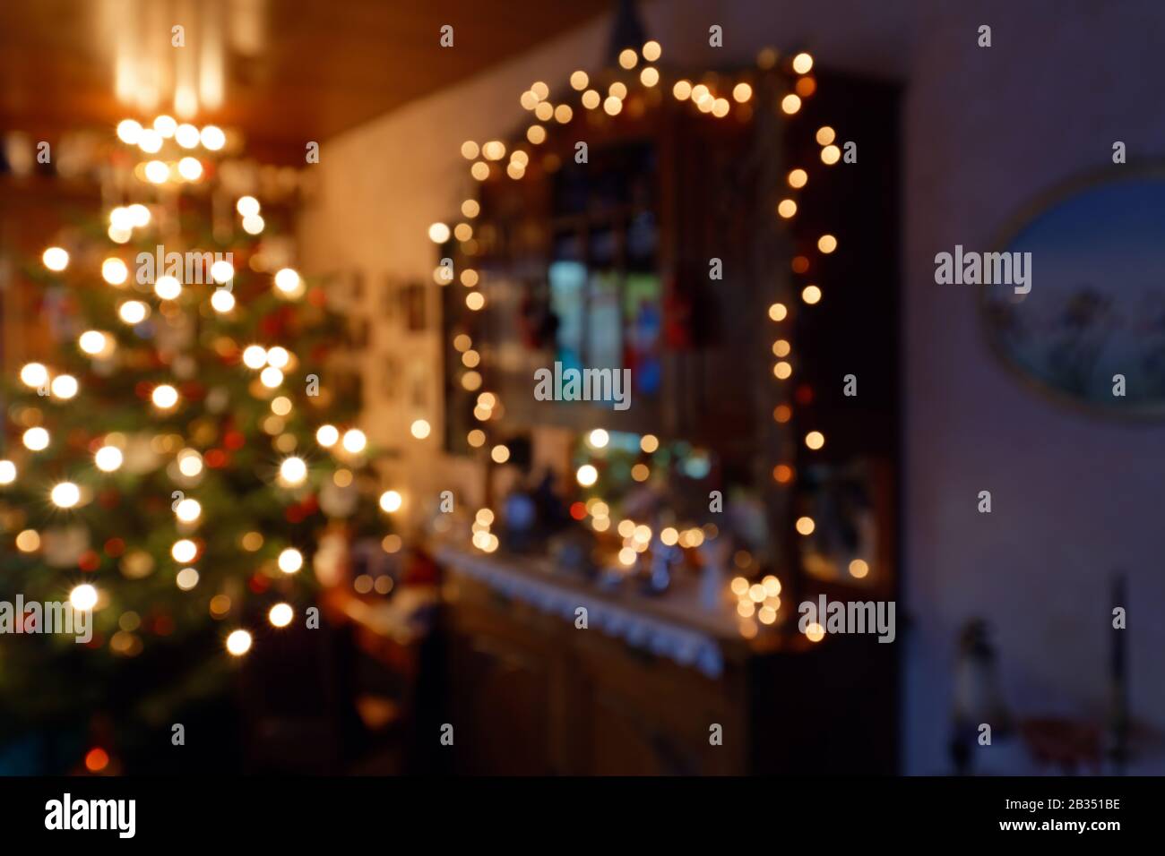 Concepto De Navidad Abstract Borroso: Habitación Familiar Con Una Iluminación Agradable En Navidad Foto de stock