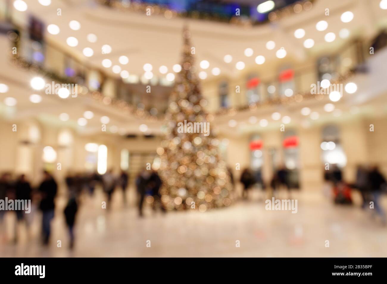 Escena borrosa con Los Clientes en el centro comercial durante la Navidad Foto de stock