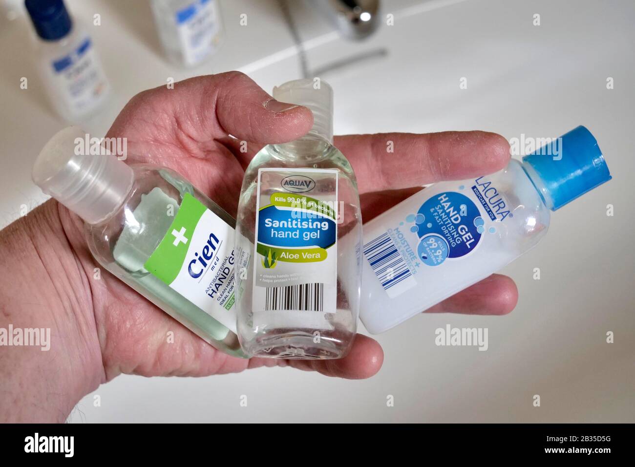 Gel de manos a base de alcohol fotografías e imágenes de alta resolución -  Alamy