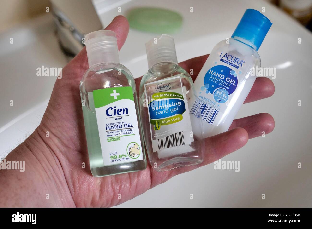 Gel desinfectante/desinfectante de manos en botellas pequeñas, que casi se  venden en el Reino Unido durante la alerta sanitaria Coronavirus Covid-19.  - 4 De Marzo De 2020 Pi Fotografía de stock - Alamy