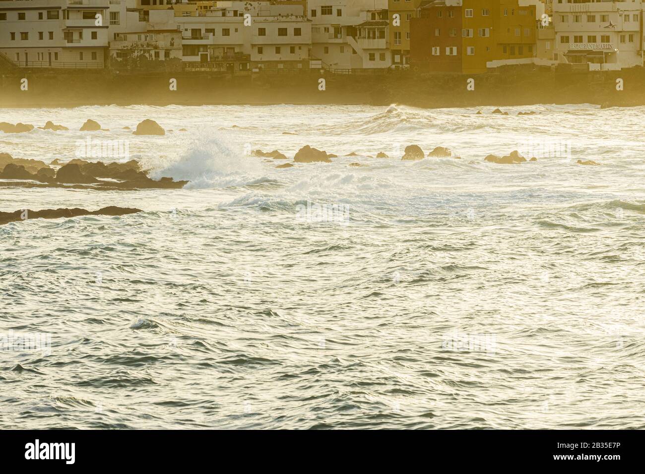 Marea y olas entrando hacia Punta Brava en la playa durante una calima en  Playa Jardin, Puerto de la Cruz, Tenerife, Islas Canarias, España  Fotografía de stock - Alamy