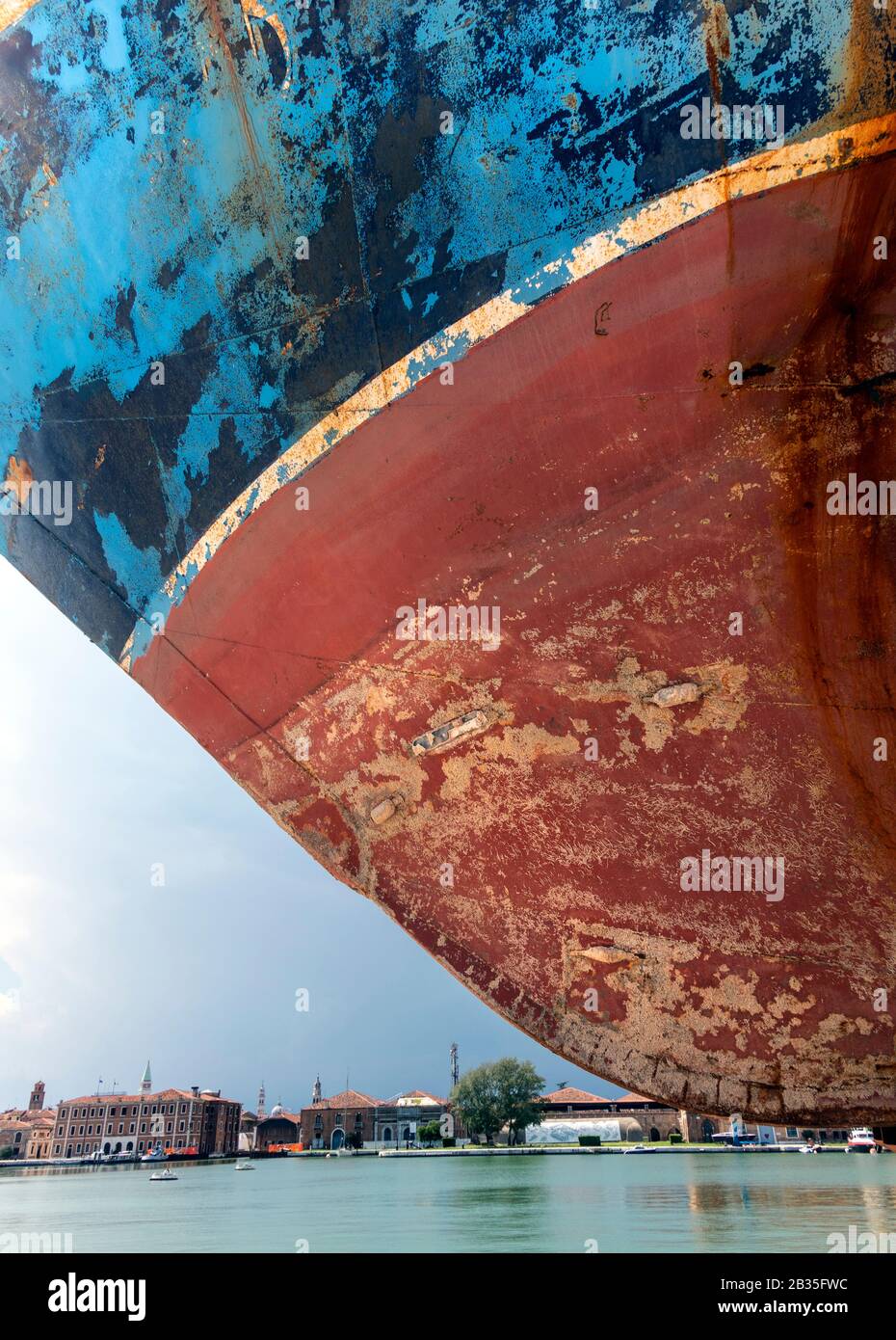 El naufragio de un barco que se muestra en la 58ª Bienal de Venecia, Arsenale, Italia 2019. Cientos de migrantes murieron cuando se capitaneó y se hundió frente a las costas de Libia en 2015. Por el artista Christoph Büchel, quien fue el encargado del proyecto "Barca Nostra" ("Nuestro barco") Foto de stock