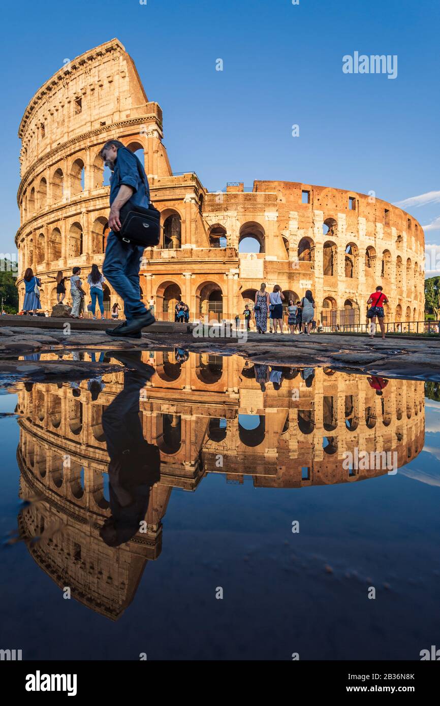 Un hombre camina por el Coliseo después de una lluvia de verano. Roma,  Italia Fotografía de stock - Alamy