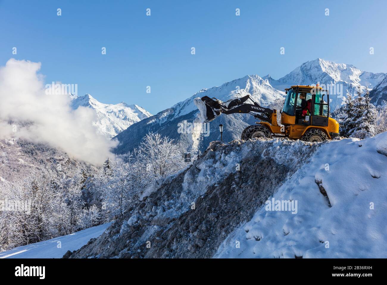 Francia, Saboya, Courchevel, Saint-Bon-Tarentaise, la retirada de la nieve del Praz, vista de le Grand Bec (3398 m), macizo de Vanoise, el valle de Tarentaise Foto de stock