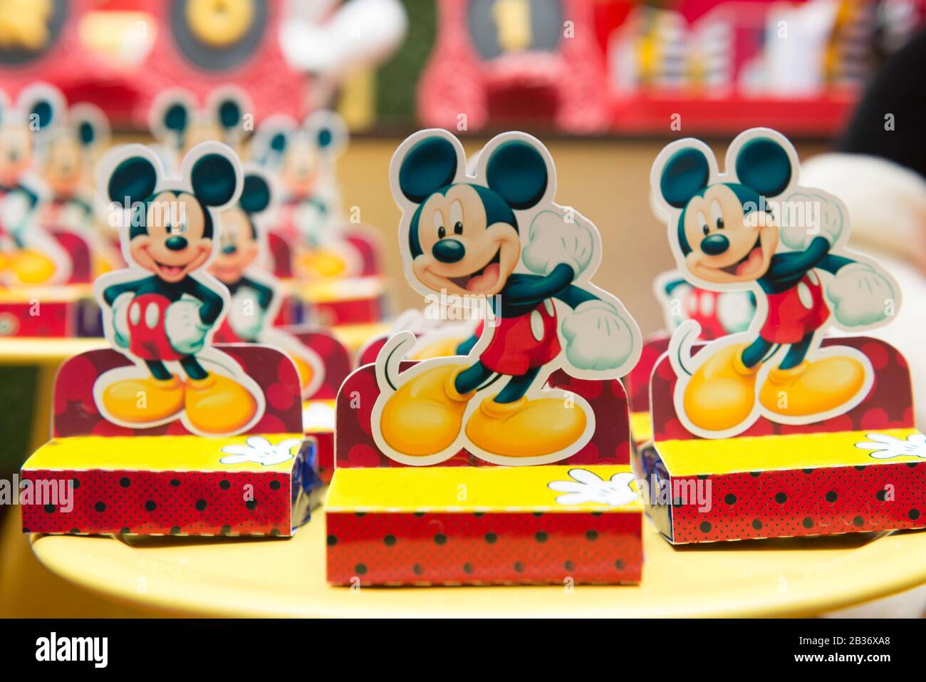 Florianopolis, Brasil - 2 de febrero de 2020: Dulce decoración de mesa en  la fiesta de los niños con tema de Mickey Mouse. Recepción para una fiesta  de cumpleaños. Un colorfu Fotografía