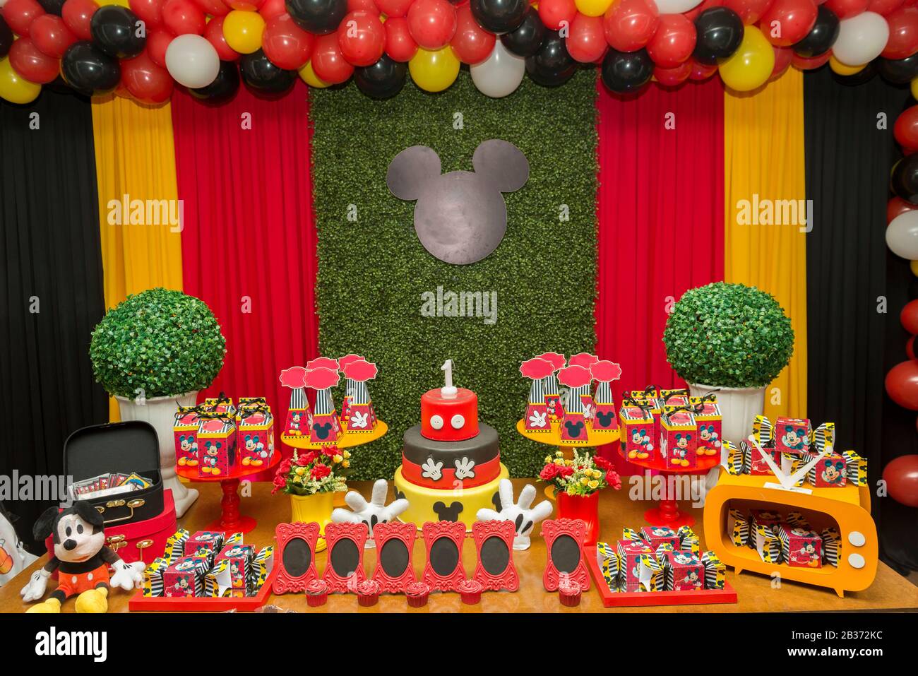 Florianópolis - Brasil. 2 de febrero de 2020: Recepción de cumpleaños. Mesa  de dulces decorada con temas de Mickey Mouse. Mesa con dulces, dulces,  postre y c Fotografía de stock - Alamy