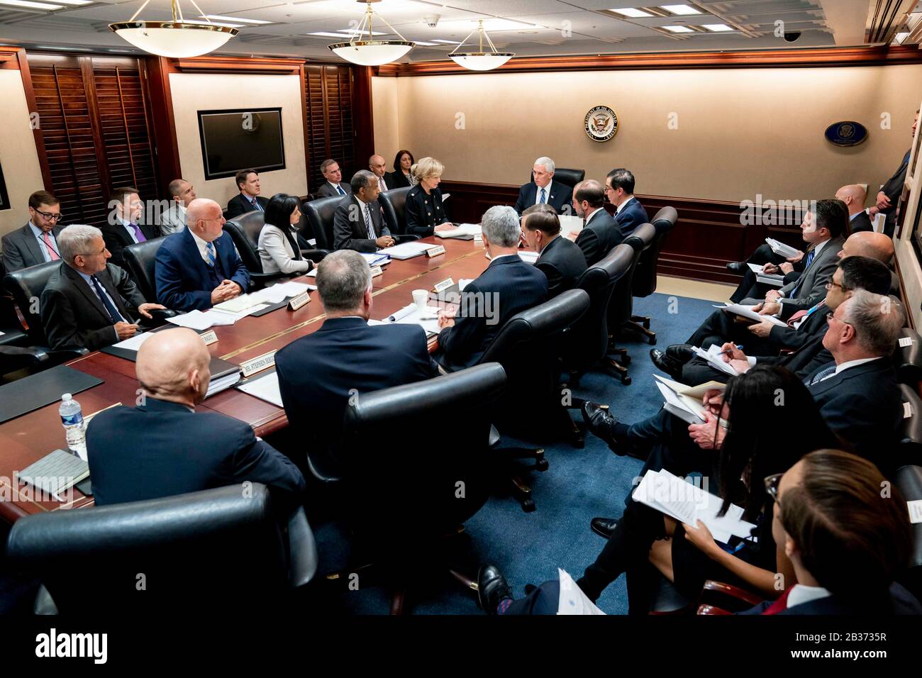 Mike Pence, vicepresidente de EE.UU., preside una teleconferencia de vídeo del Grupo de Trabajo sobre Coronavirus con los gobernadores en la Sala De Situación de la Casa Blanca el 2 de marzo de 2020 en Washington, DC. Foto de stock