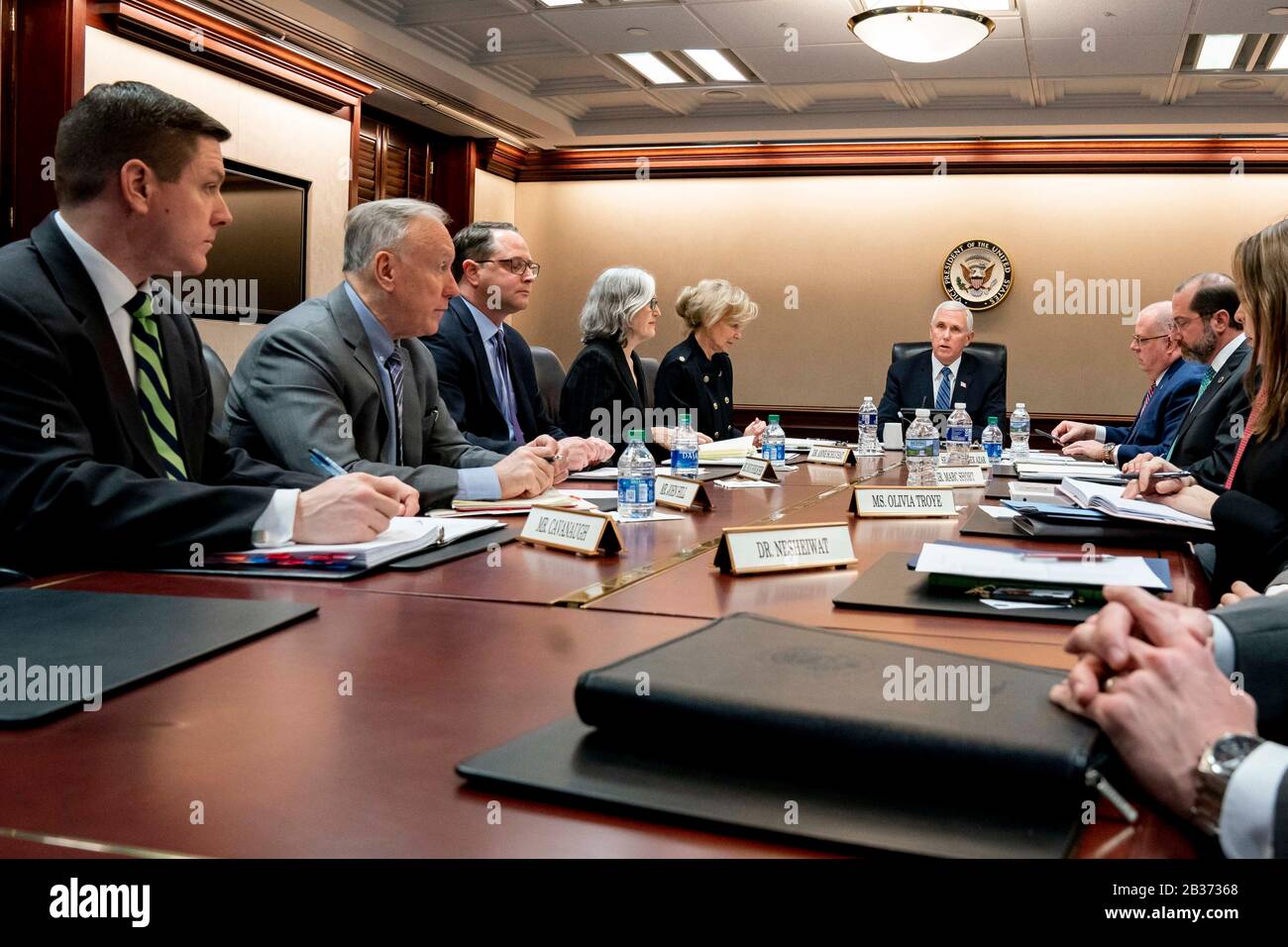 Mike Pence, vicepresidente de EE.UU., preside una teleconferencia de vídeo del Grupo de Trabajo sobre Coronavirus con los gobernadores en la Sala De Situación de la Casa Blanca el 2 de marzo de 2020 en Washington, DC. Foto de stock