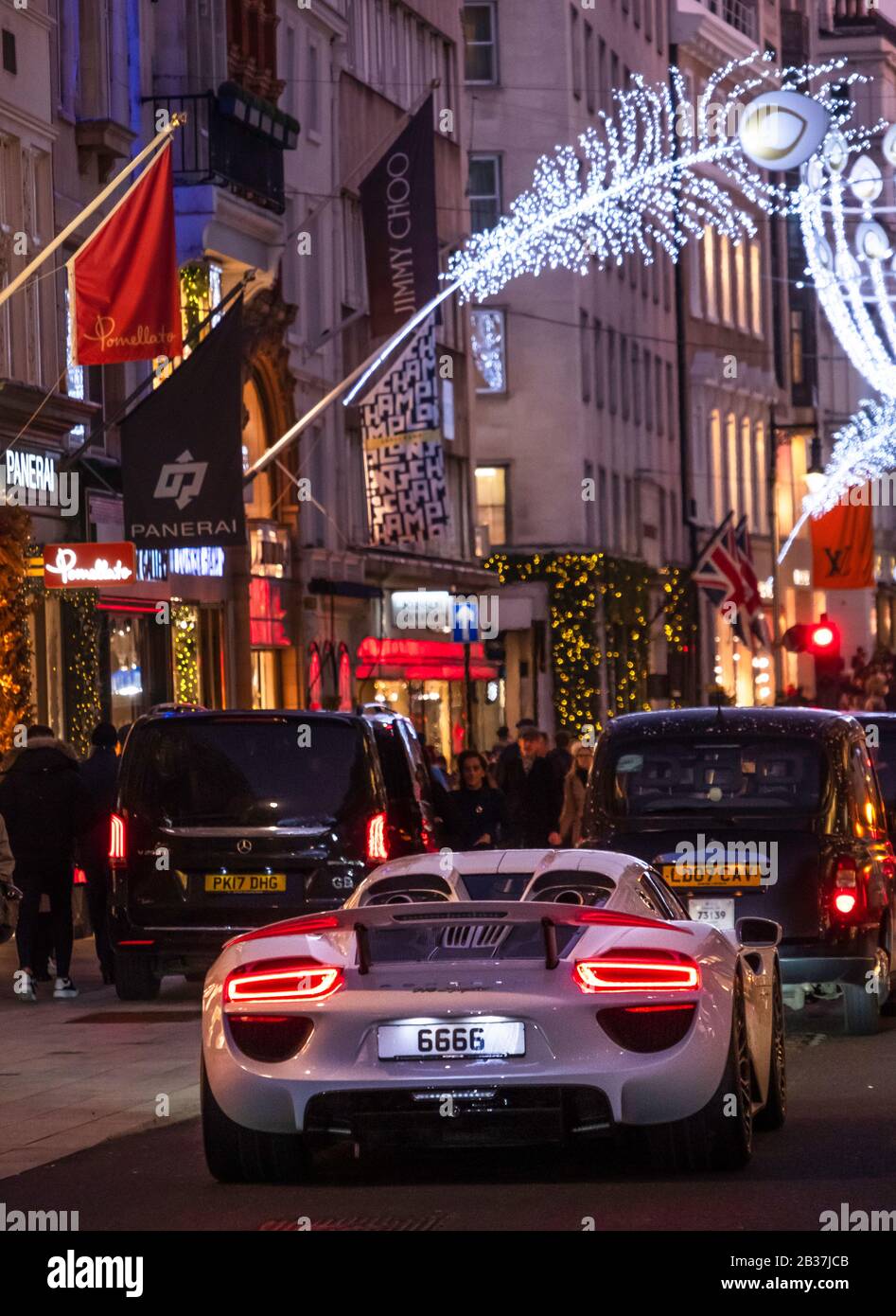 Un porsche spyder coche deportivo en el tráfico en la nueva calle Bond durante el período festivo de 2019 en Londres, Reino Unido. Foto de stock
