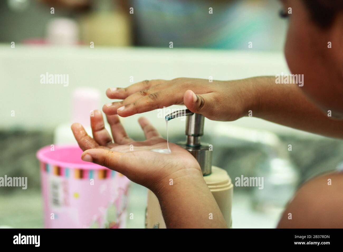 Lávese las manos, un hombre se lava las manos bajo el grifo con agua y jabón. Un hombre enjuagando sus manos bajo el agua que fluye Foto de stock
