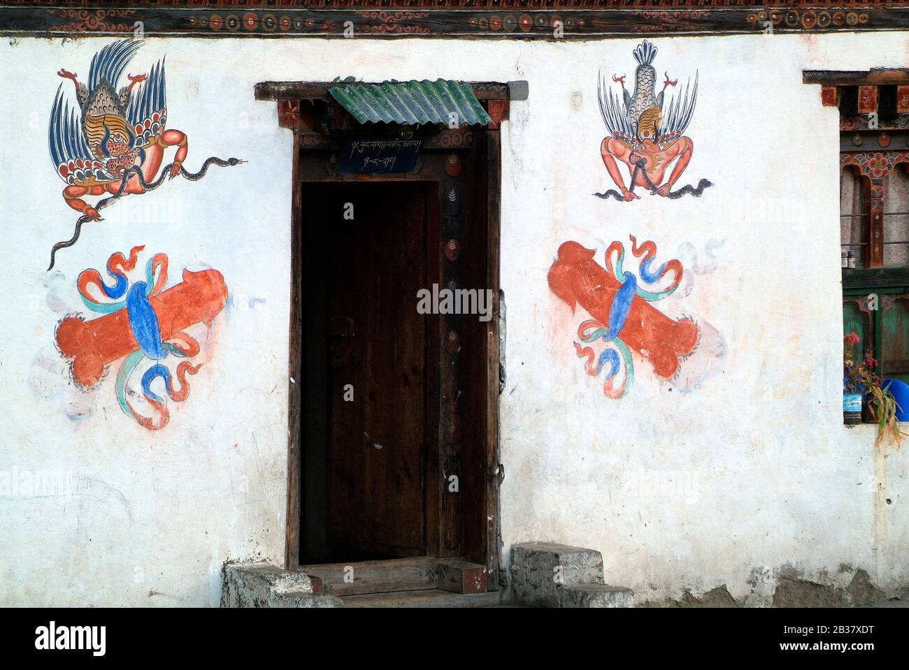 Bután, Paro , casa decorada con símbolos de falo llamados Lingam, un símbolo de fertilidad Foto de stock