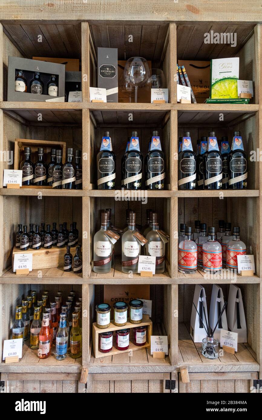Whiskey, Gin y otros licores en exhibición desde Cotswolds Distiery en las tiendas de Broadway, Worcestershire, Inglaterra, Reino Unido Foto de stock