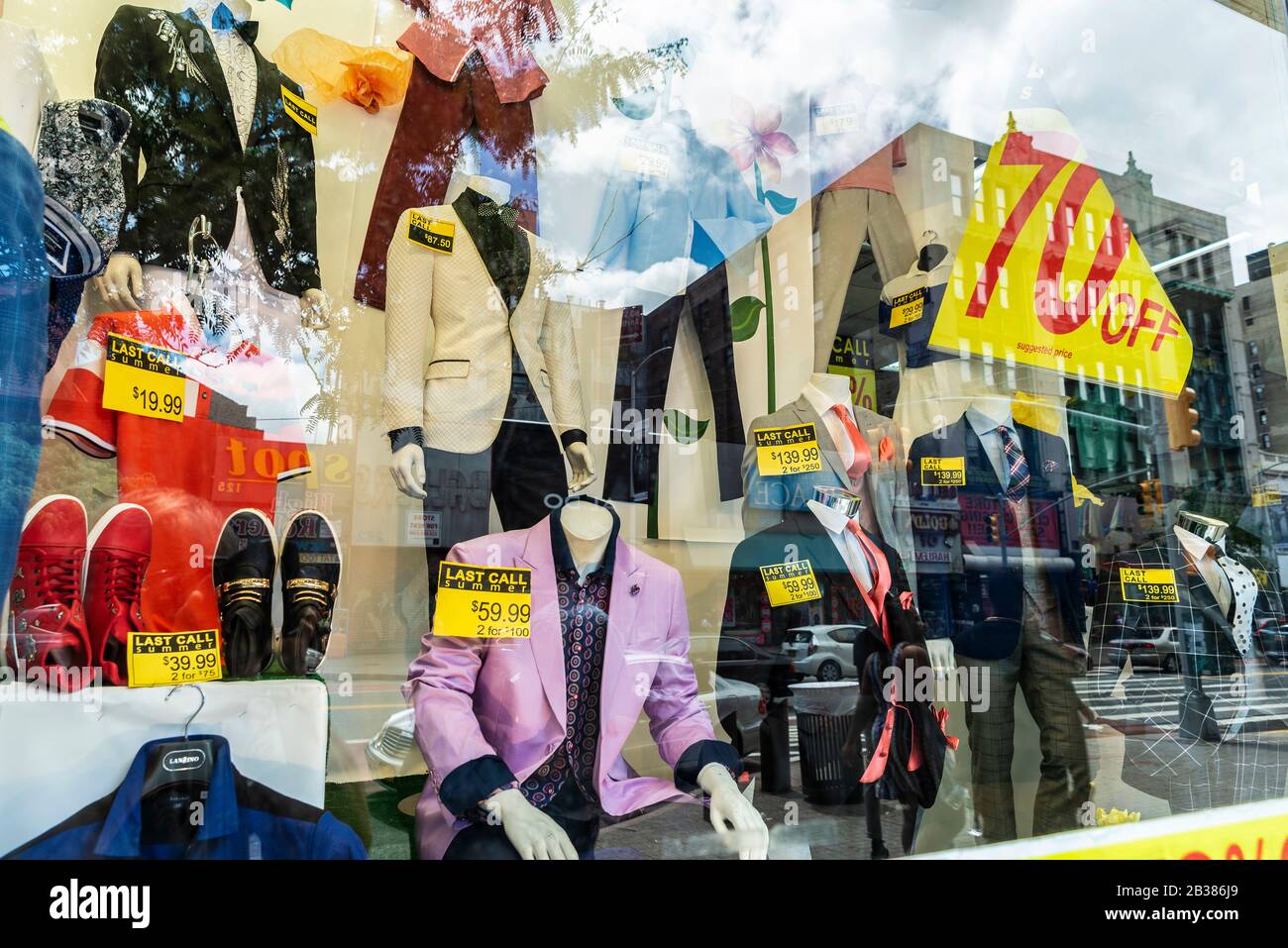 Ciudad de Nueva York, EE.UU. - de de 2018: Exhibición de una tienda de ropa en Harlem, Manhattan, Nueva EE.UU Fotografía de stock - Alamy