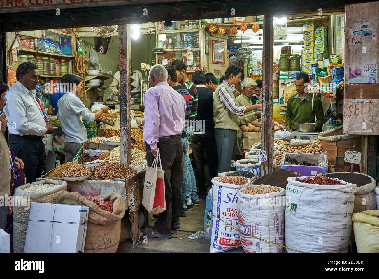 Geschaeft auf Gewuerzmarkt en la Vieja Delhi, Geschaefte in der Swami Vivekanand Marg Strasse, Indien | tienda en el mercado de especias Old Dehli, tiendas en Swami Vivek Foto de stock