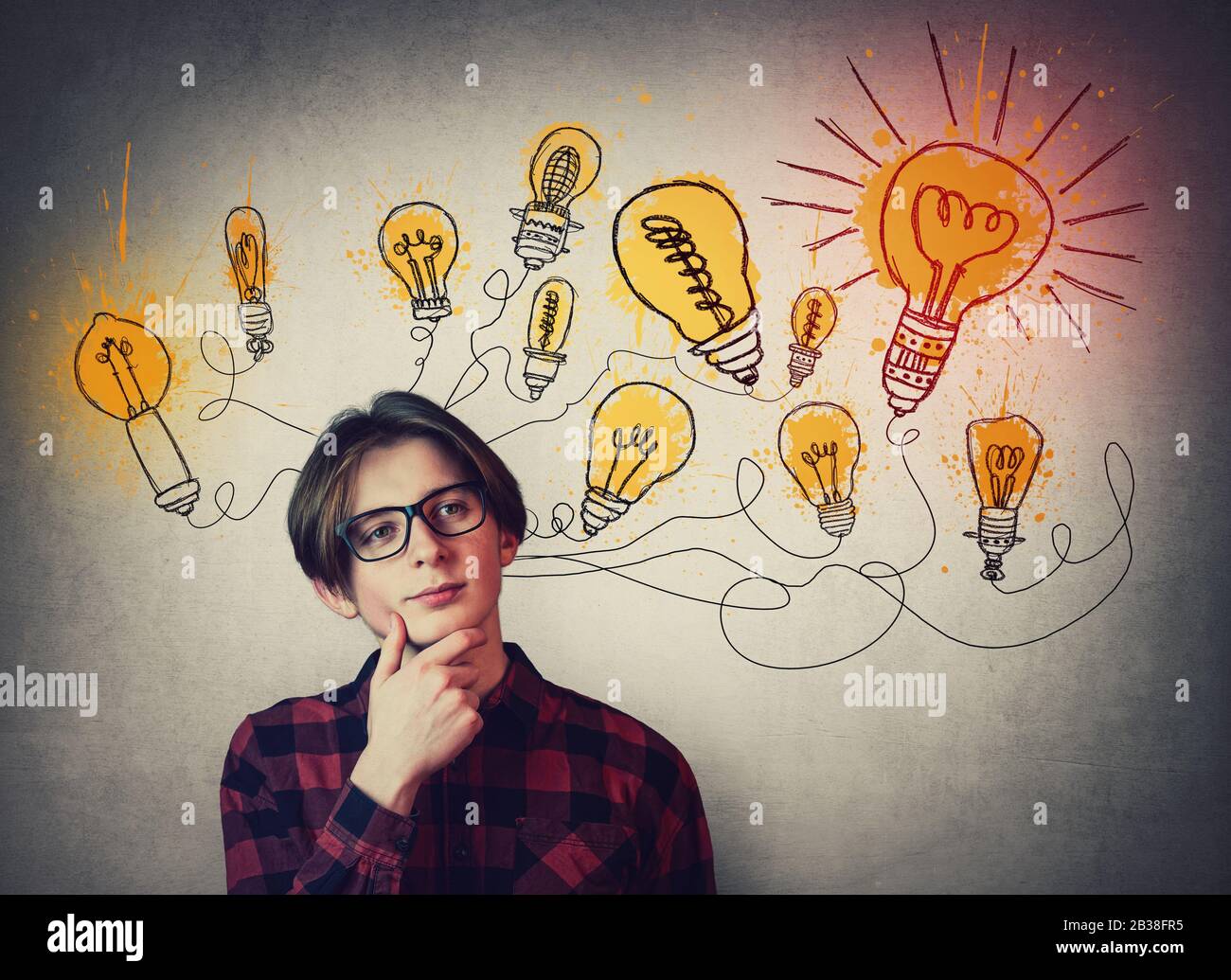 Adolescente pensando con confianza, bombillas brillantes sobre la cabeza. Estudiante tipo soñador usando gafas, tiene diferentes pensamientos. Concepto de creatividad Genius, Foto de stock