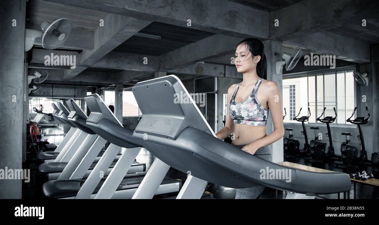 Sexy mujeres asiáticas haciendo ejercicio en la máquina de correr en el  gimnasio. Mujer hacer ejercicio en gimnasio sano. Concepto de atención de  salud con ejercicio en el gimnasio. Hermoso gi Fotografía
