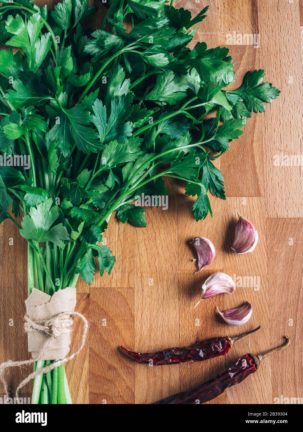 frescura perejil, ajo y pimientos rojos . Manojo de perejil, hierba orgánica verde. Ingrediente vegetal para una comida sana y sabrosa. Foto de stock
