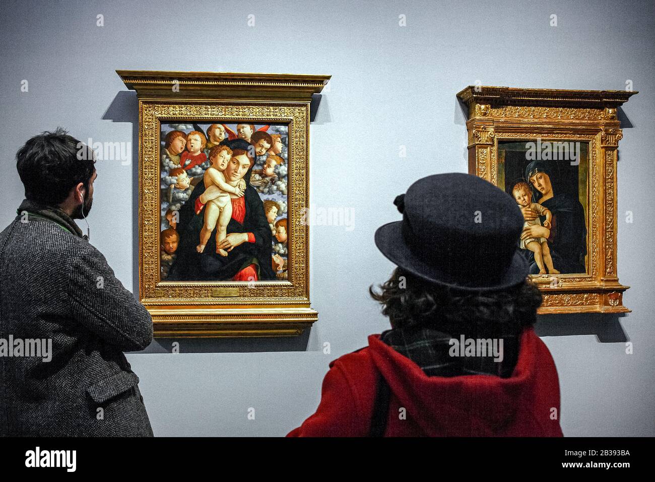 Italia Lombardía Milán Galería de Arte Brera - Los Visitantes admiran las pinturas Foto de stock