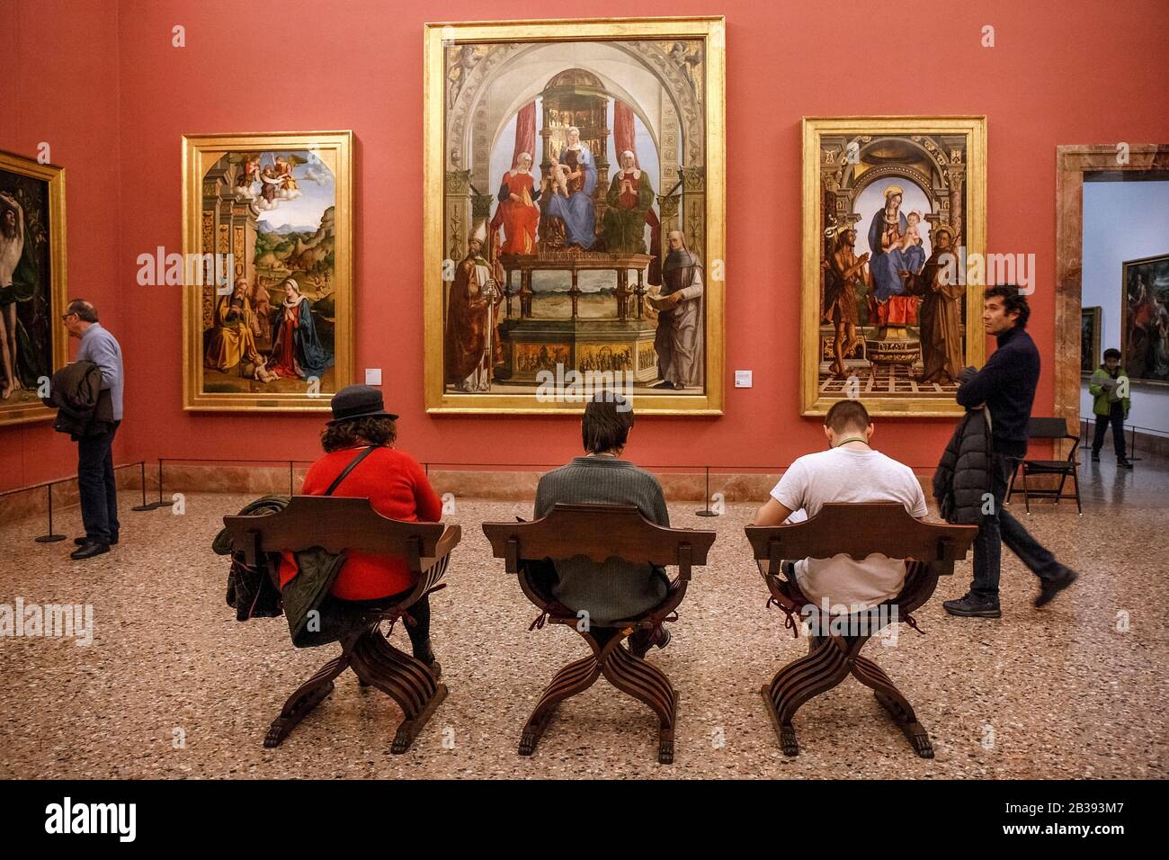 Italia Lombardía Milán Galería de Arte Brera - Los Visitantes admiran las pinturas Foto de stock