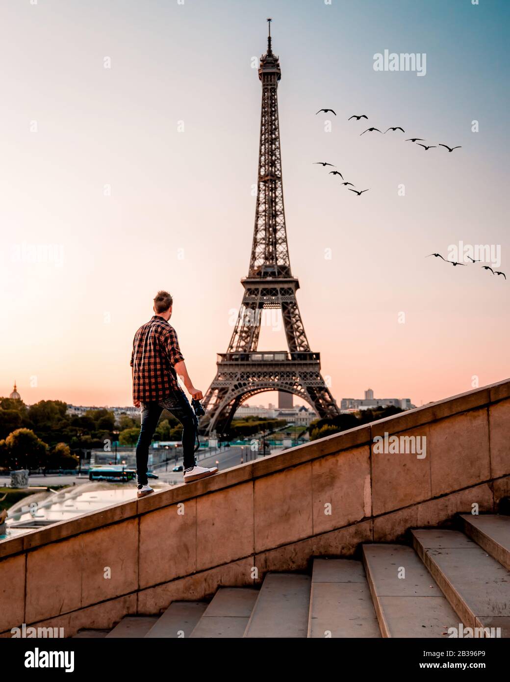Hombres jóvenes viendo la Torre Eiffel en París. Guy turista visitando París  Francia por la Torre eiffel Fotografía de stock - Alamy