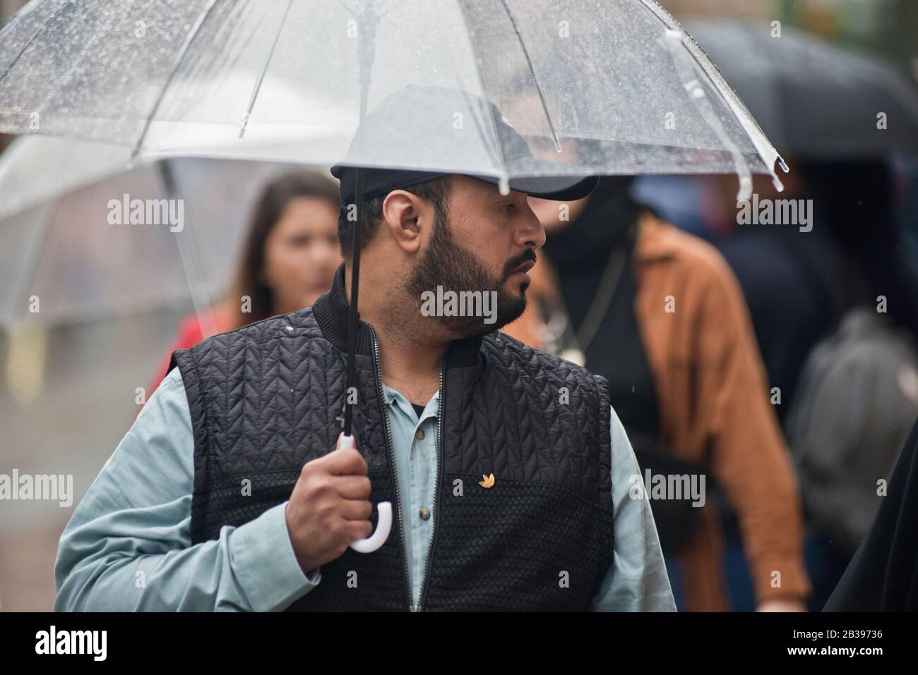 Estambul: Un hombre caminando bajo la lluvia con un paraguas en la avenida Istiklal. Turquía Foto de stock