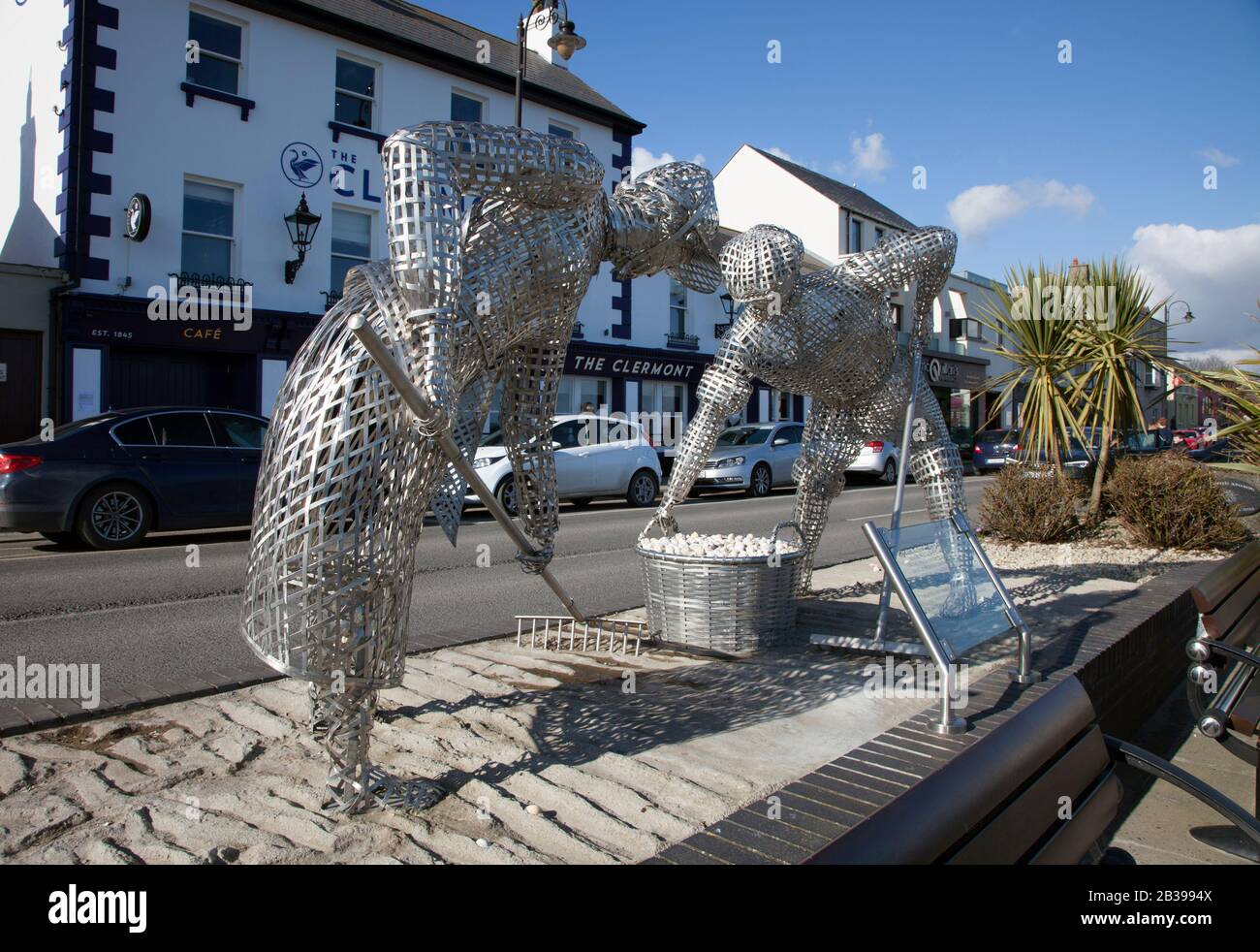 The Cockle Pickers, escultura de acero de Michael McKeown, Main Street, Blackrock, County Louth, Irlanda Foto de stock