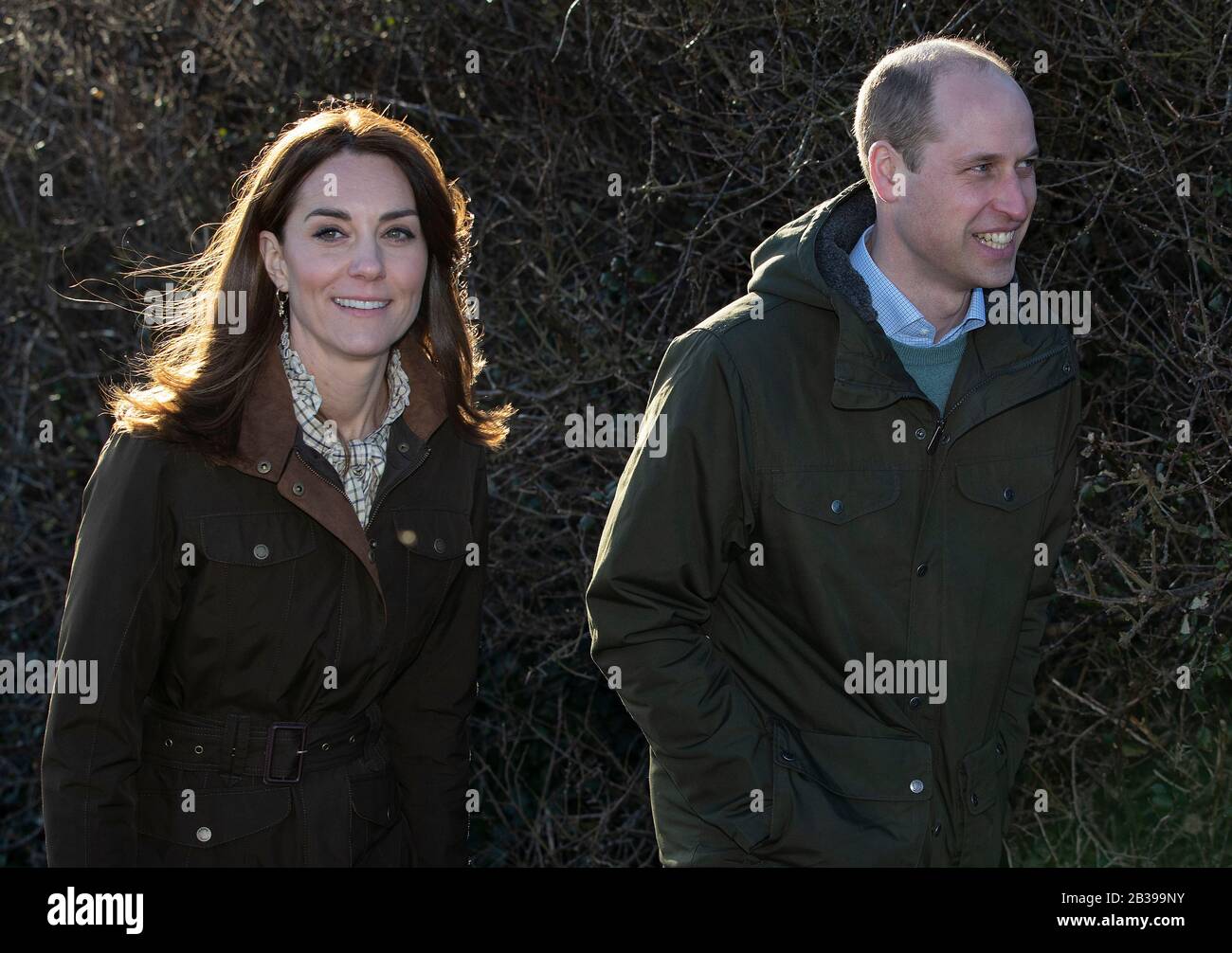El Duque y la Duquesa de Cambridge en el paseo por el acantilado durante una visita a Howth Head en el Co. Dublín, como parte de su visita de tres días a la República de Irlanda. Foto de stock