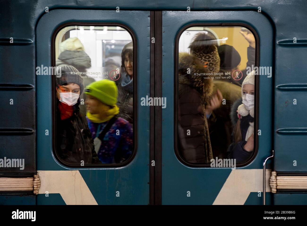 Moscú, Rusia. 29 de febrero de 2020 los niños usan máscaras médicas en el metro de Moscú durante la difusión de noticias sobre la pandemia del coronavirus en el mundo, Rusia Foto de stock