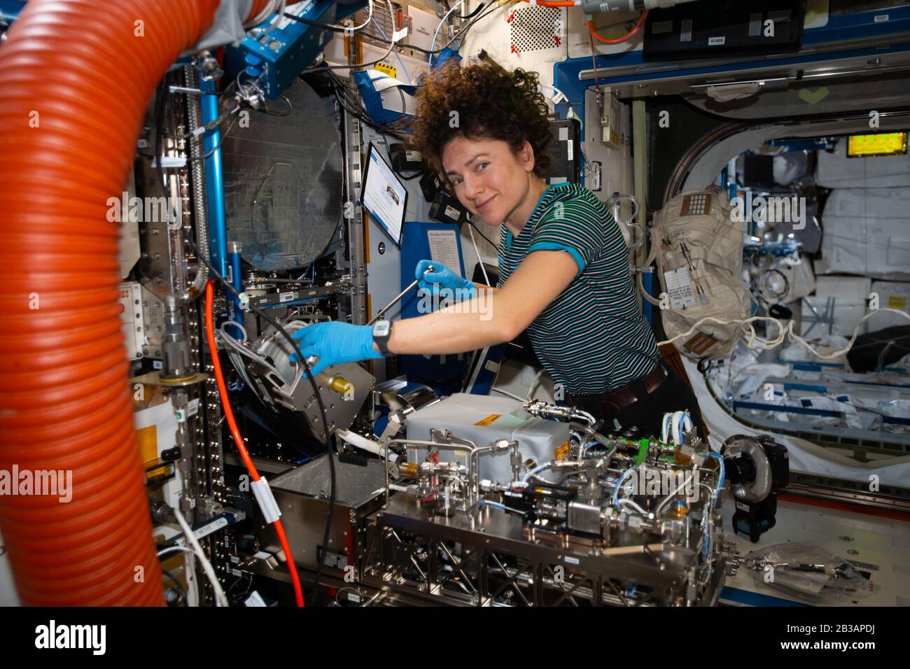 ISS - 15 Feb 2020 - expedición 62 la ingeniera de vuelo y la astra de la NASA Jessica Meir trabaja en tareas de plomería orbital dentro de la vida del módulo De Tranquilidad Foto de stock