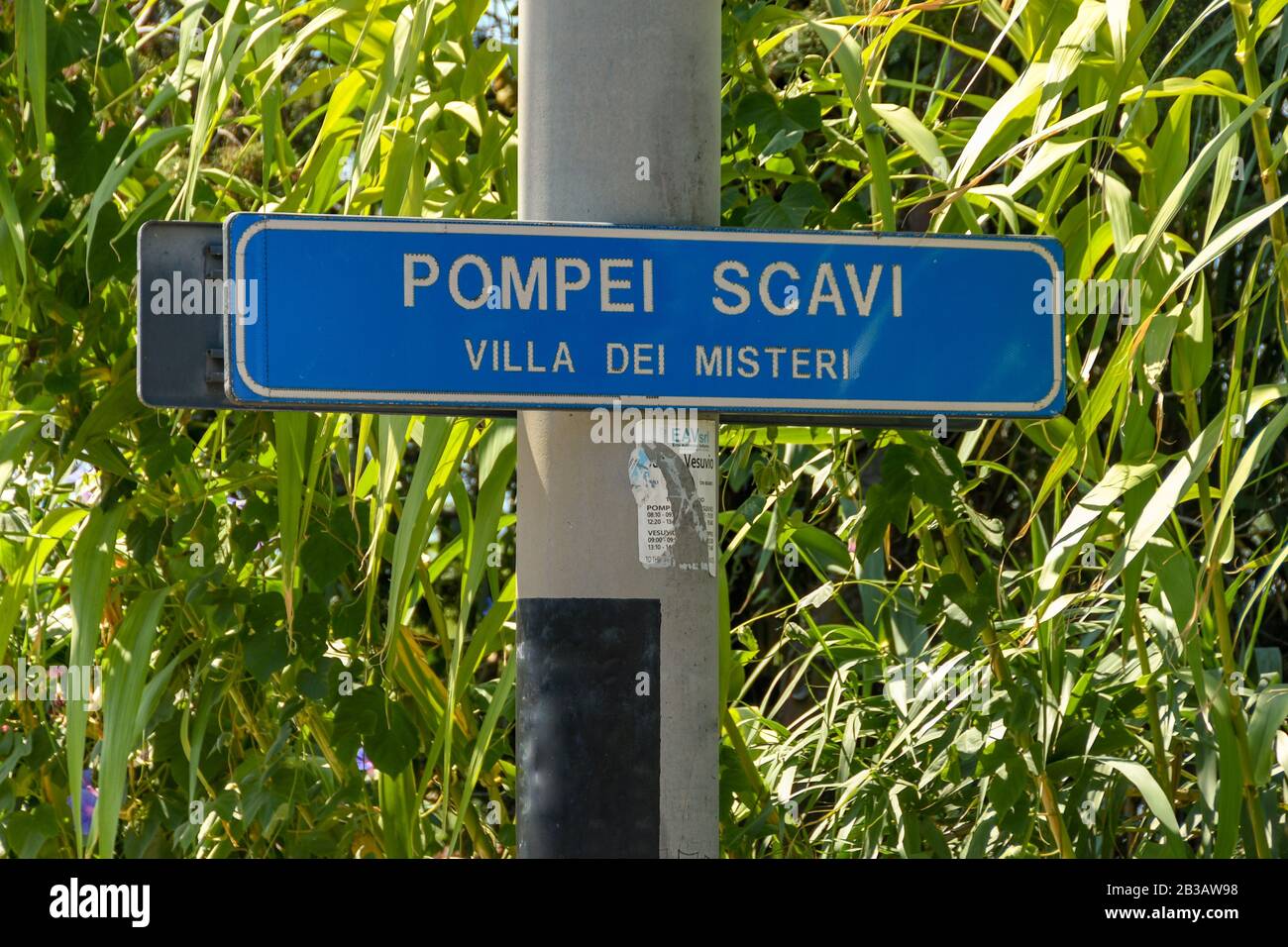 Pompeya, CERCA DE NÁPOLES, ITALIA - 2019 DE AGOSTO: Cartel en una de las plataformas de la estación Scavi Pompeya Foto de stock