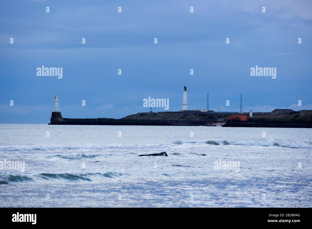 Varias fotos de Aberdeen South Breakwater, Girdleness Lighthouse, Greyhope Bay, y Aberdeen Harbor, olas rompiendo, y puerto de salida de barcos. Foto de stock